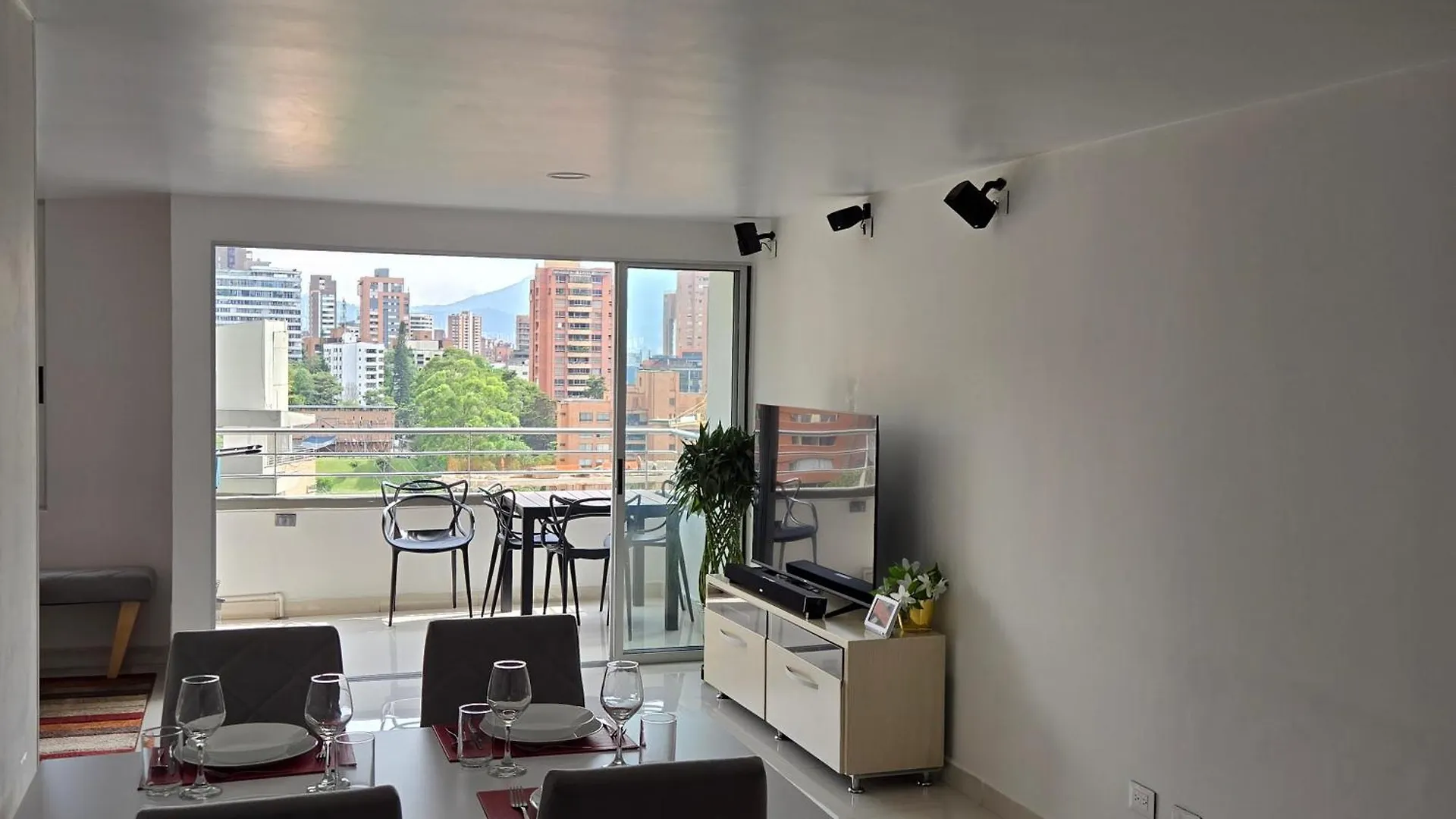Luxory Apt Provenza 메딜린